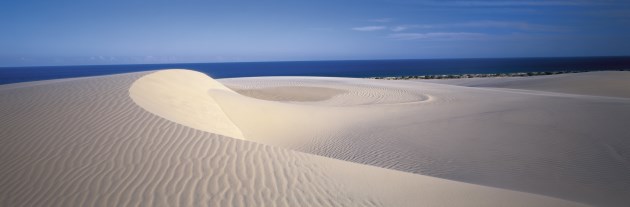 Pristine nature: Sand Dunes of Fraser Island - Photo Tourism Queensland